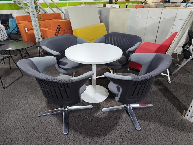 現代辦公空間中的洽談桌椅與休閑區域設計